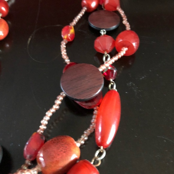 Red chunky beaded necklace - Picture 2 of 2